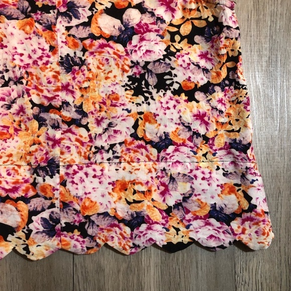 🔥SALE - any 4/$20.  Minkpink Scalloped Crop Top - Picture 5 of 6